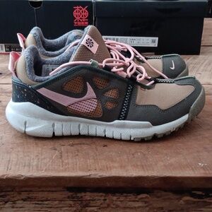 Nike ACG - olive/pink/grey, size M 9.5